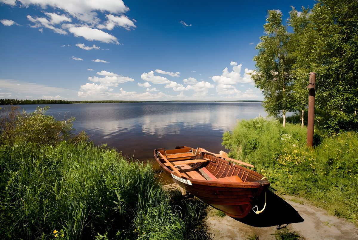 Small boat at a lake