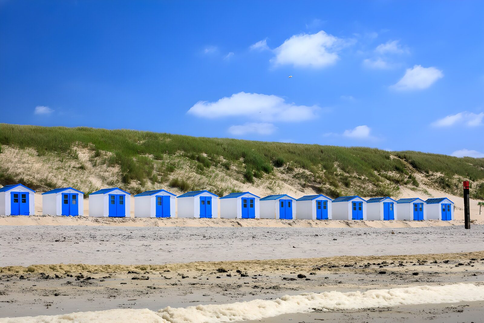 OCUK77942: Charming Blue and White Beach Huts