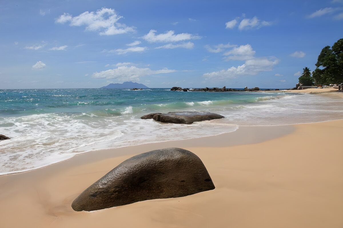 OCUK55077: Tranquil Beach Scene with Rocks