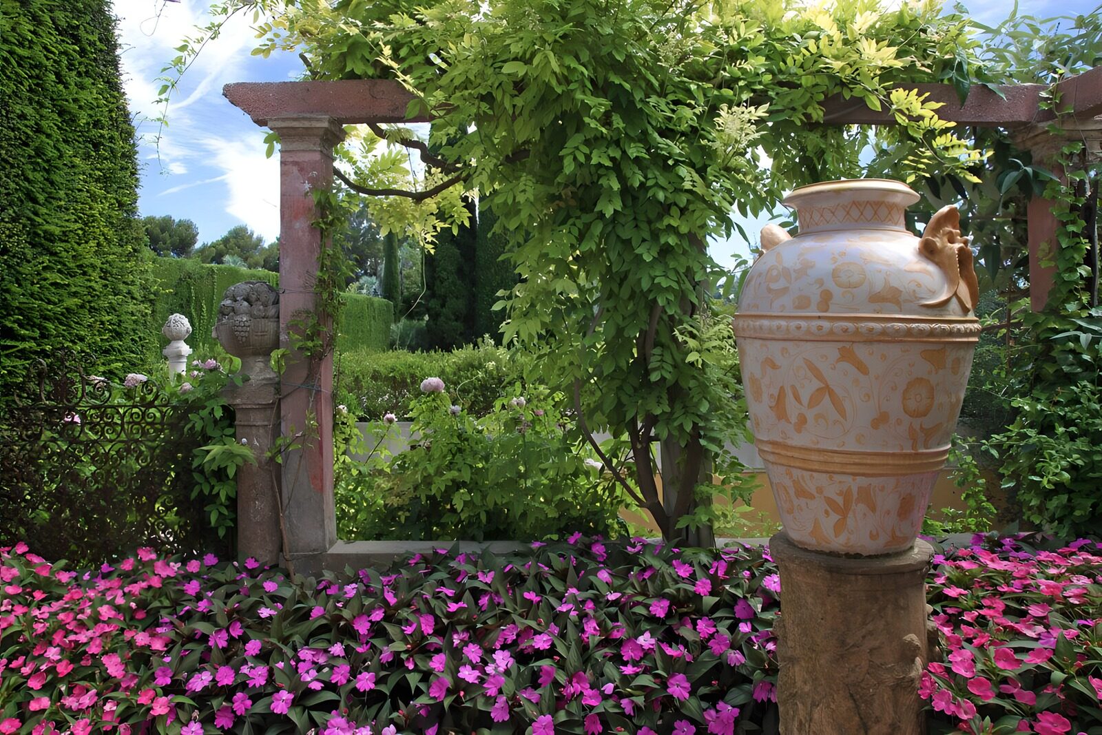 OCUK37493: Tranquil Garden with Ornate Pot