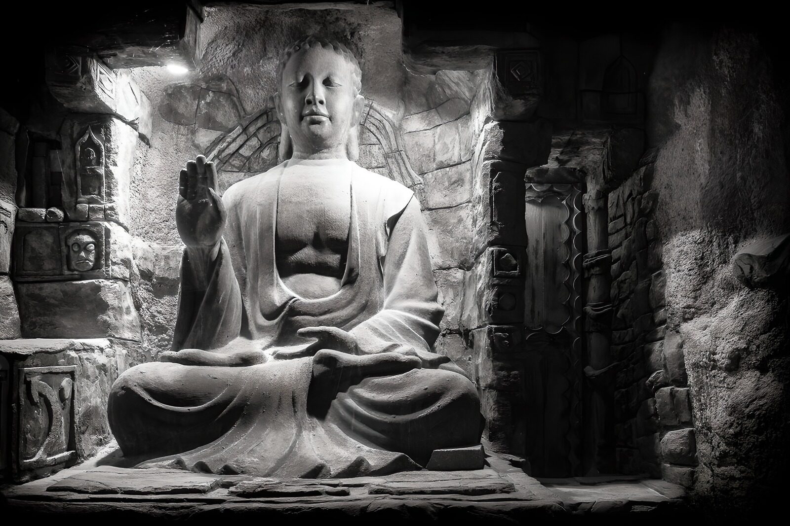 OCUK84153: Serene Buddha in Stone