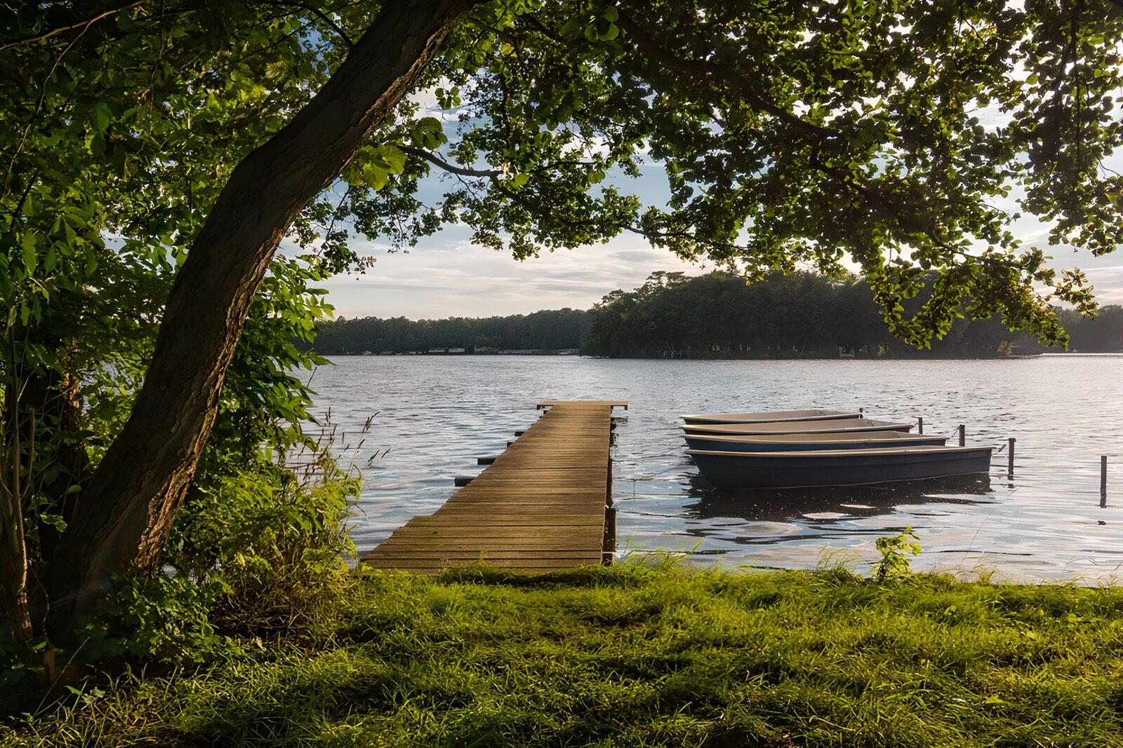OCUK87118: Tranquil Lakeside Dock with Boats