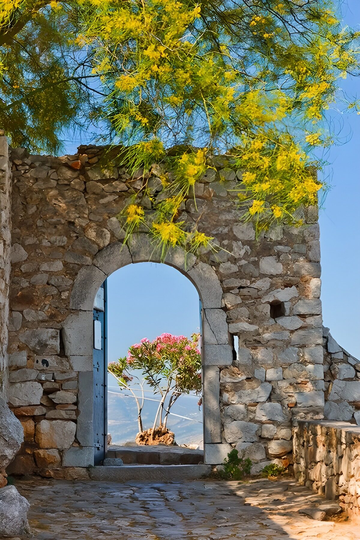 OCUK73227: Gateway to Nature's Beauty