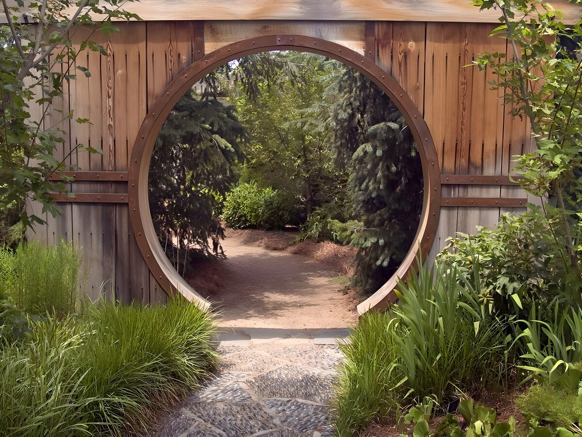 Arched opening in a fence
