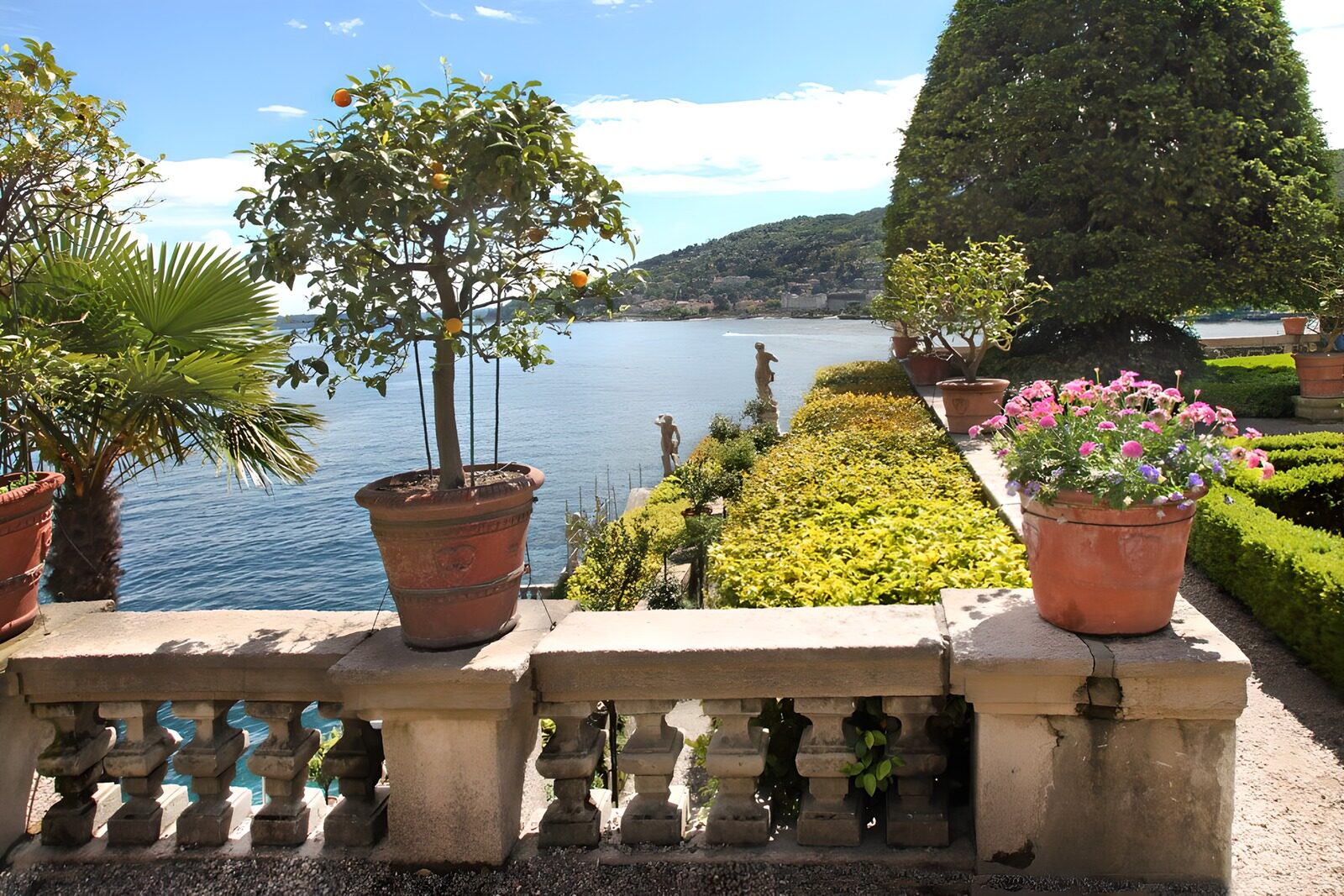 OCUK28112: Serene Garden Overlooking the Water