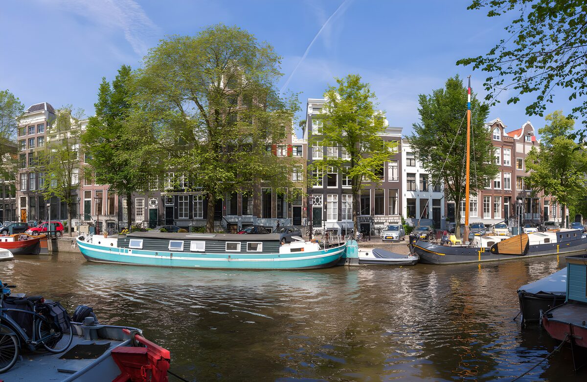 OCUK48096: Tranquil Amsterdam Canal Scene