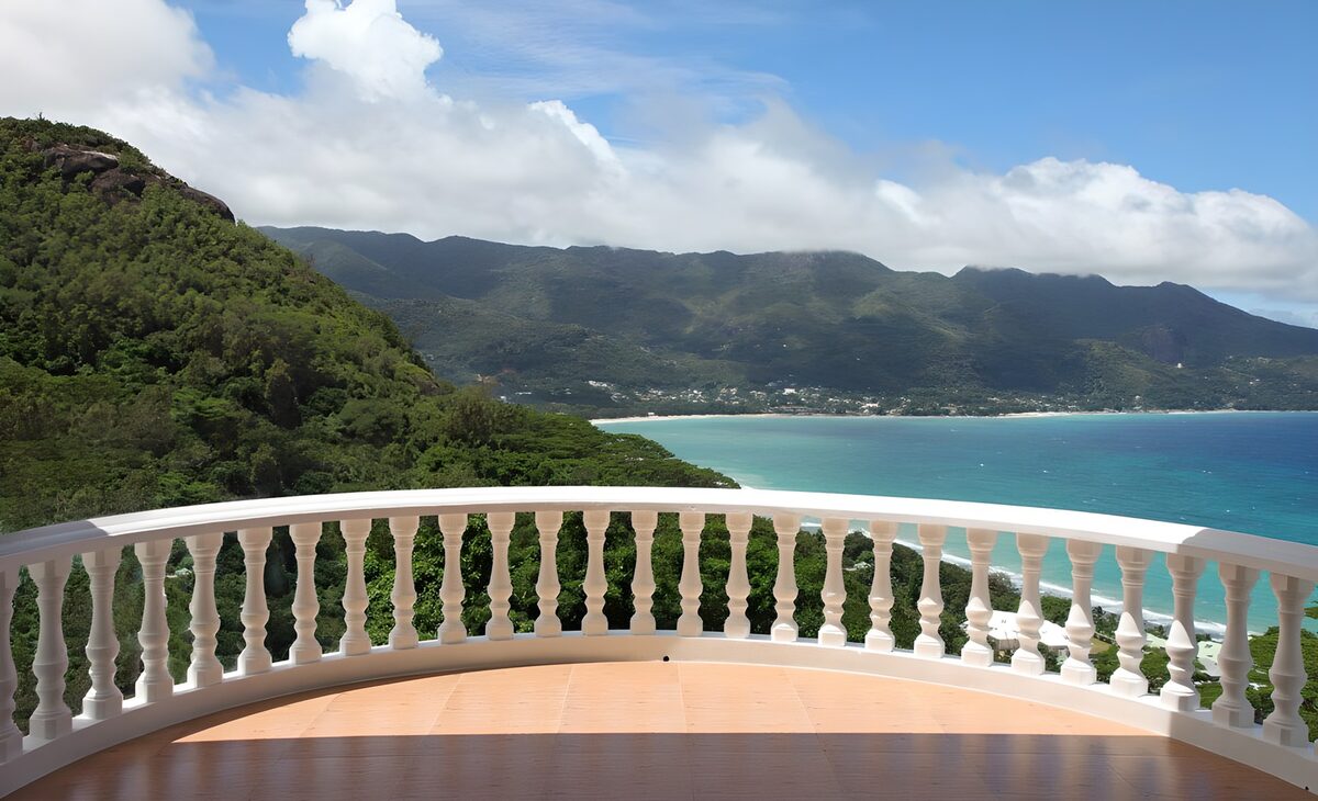 OCUK18081: Scenic Coastal View from a Balcony