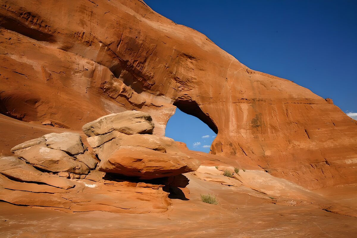 OCUK20996: Natural Arch in Desert Landscape