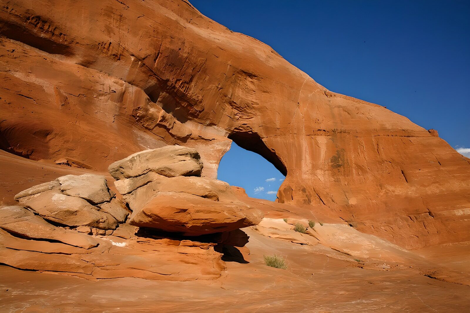 OCUK20996: Natural Arch in Desert Landscape