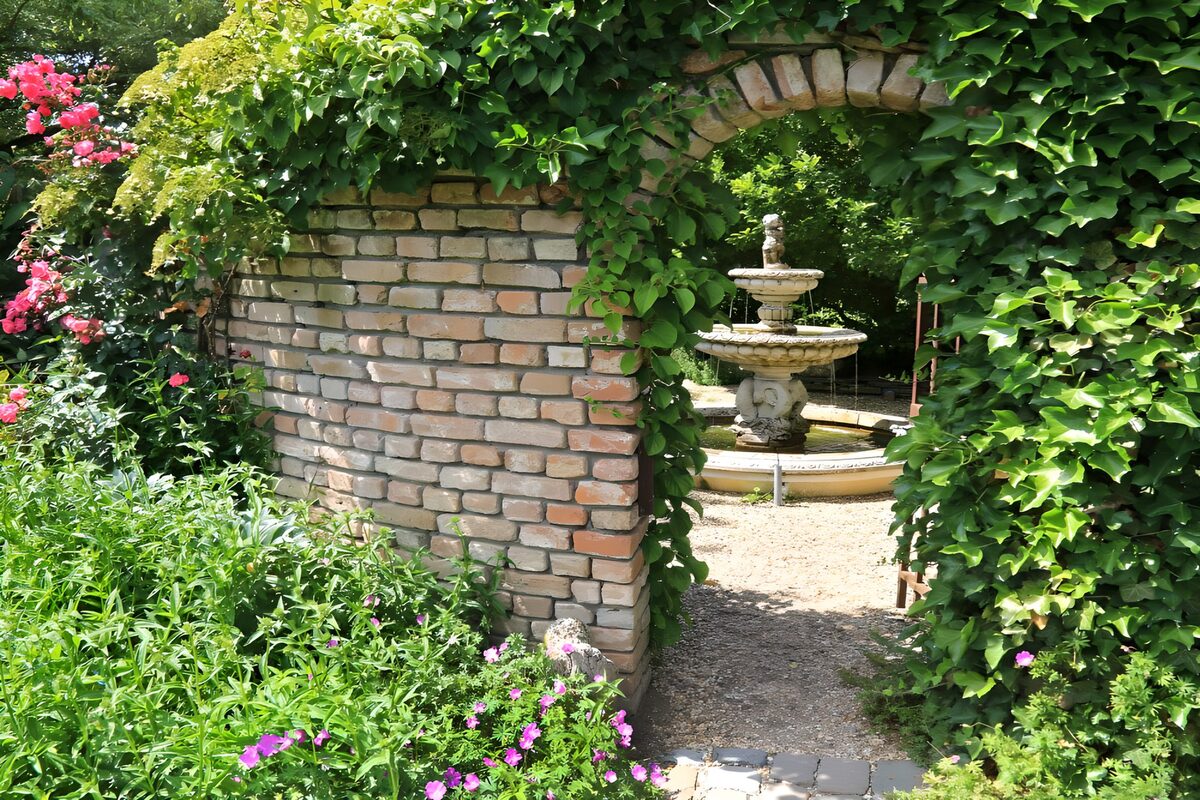 OCUK38582: Wall with passage to fountain