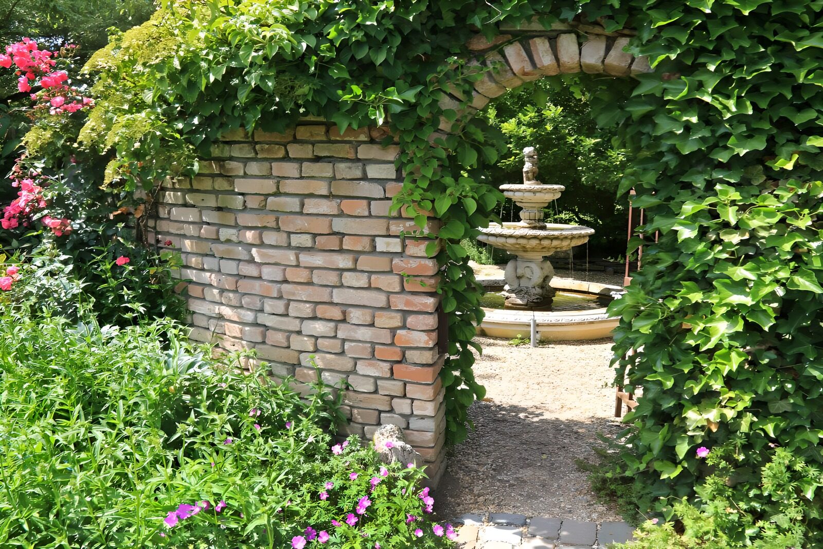 OCUK38582: Wall with passage to fountain