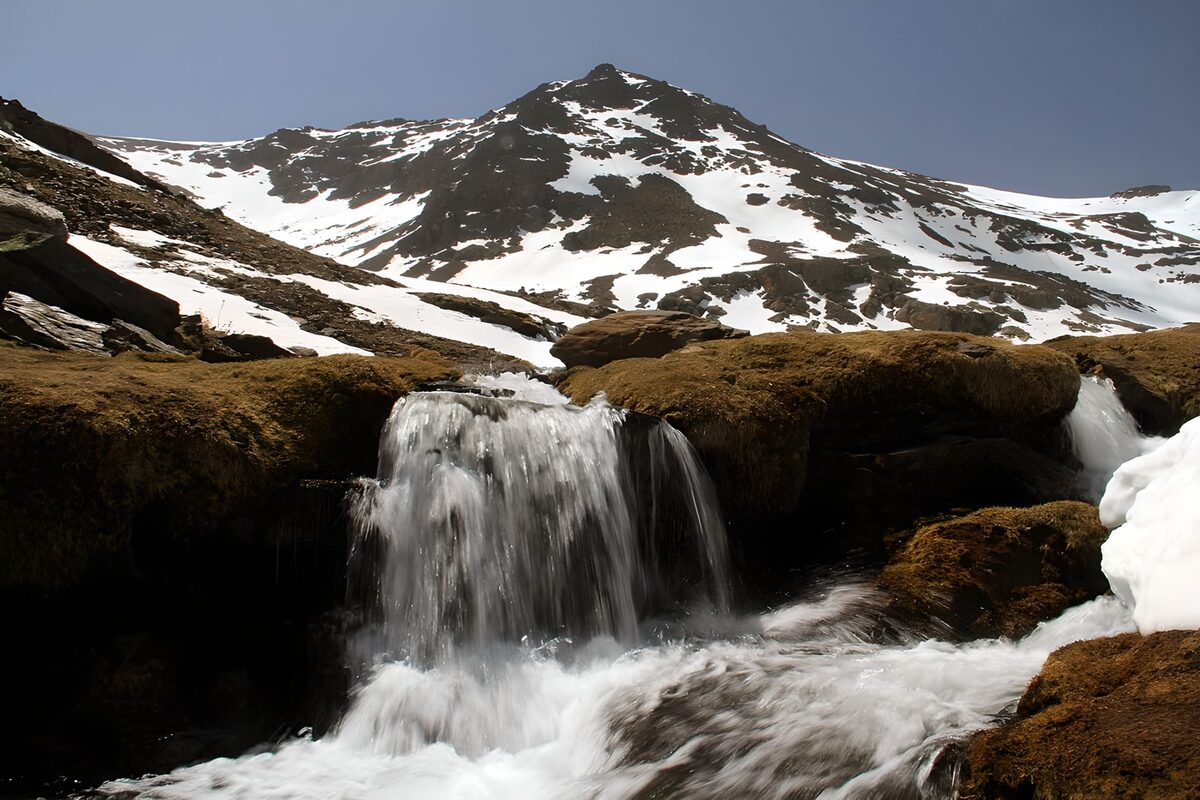 OCUK77644: Tranquil Mountain Waterfall Scene