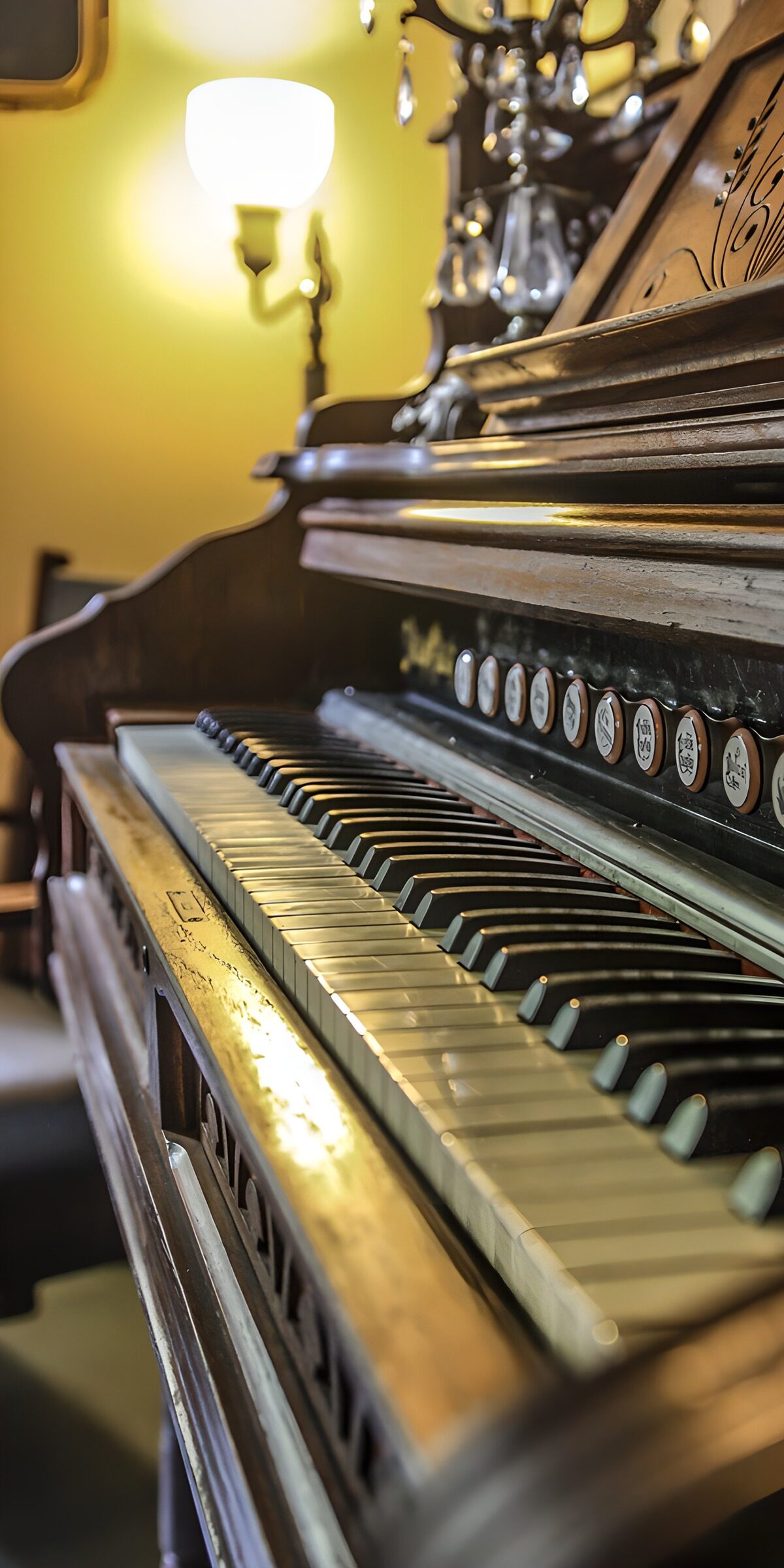 OCUK17134: Vintage Piano Elegance