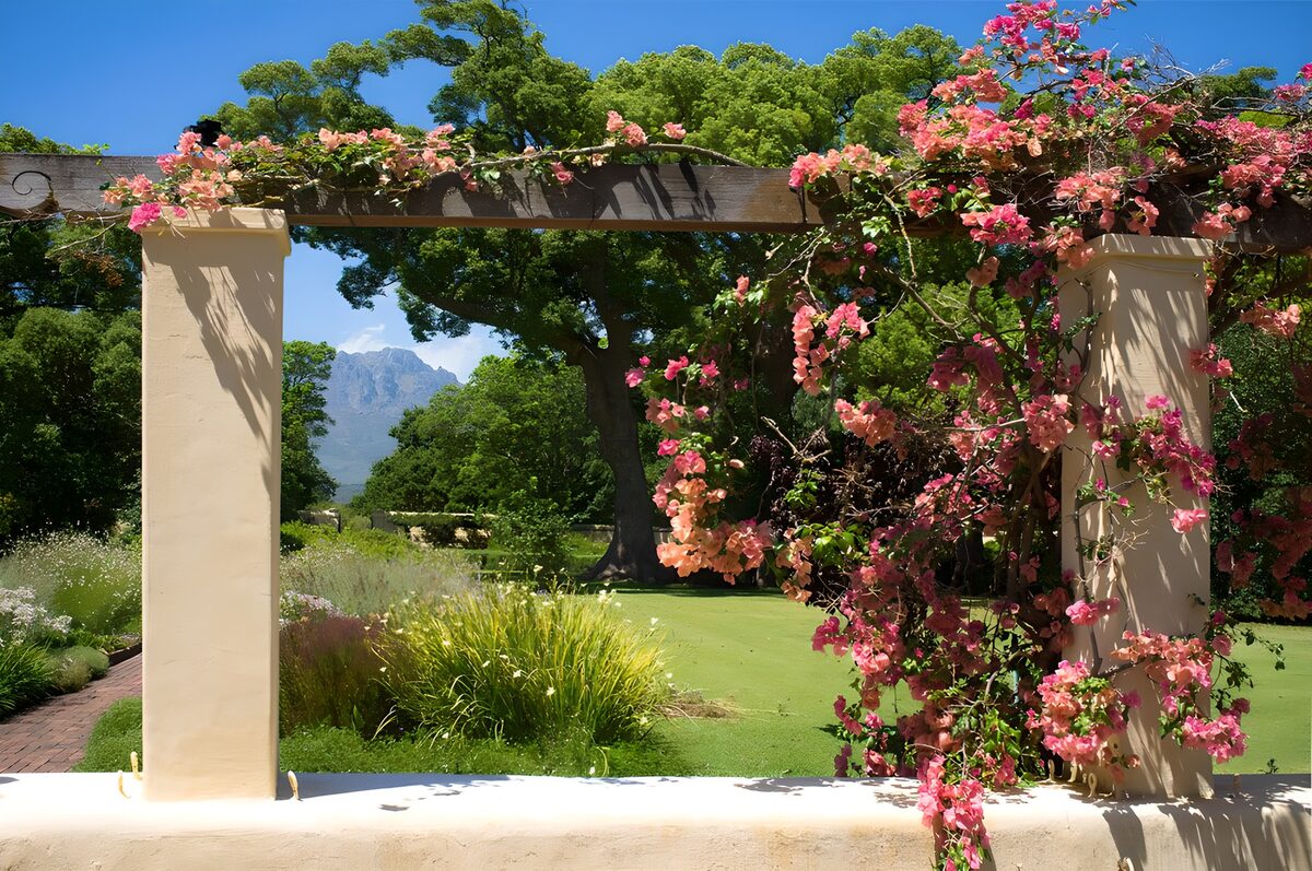 Garden with two pillars and pink flowers