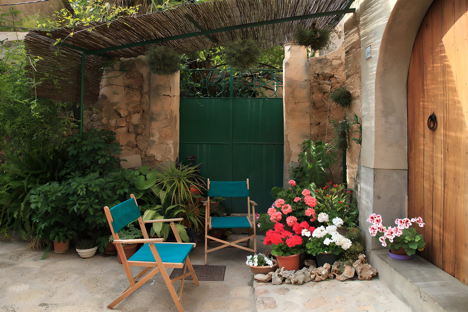 OCUK58839: Charming Garden Nook with Flowers