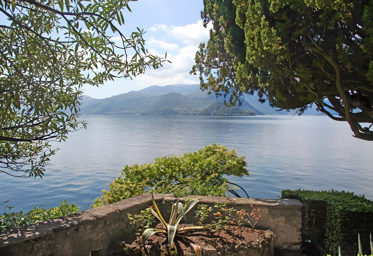 OCUK17070: Serene Lakeside View Surrounded by Nature