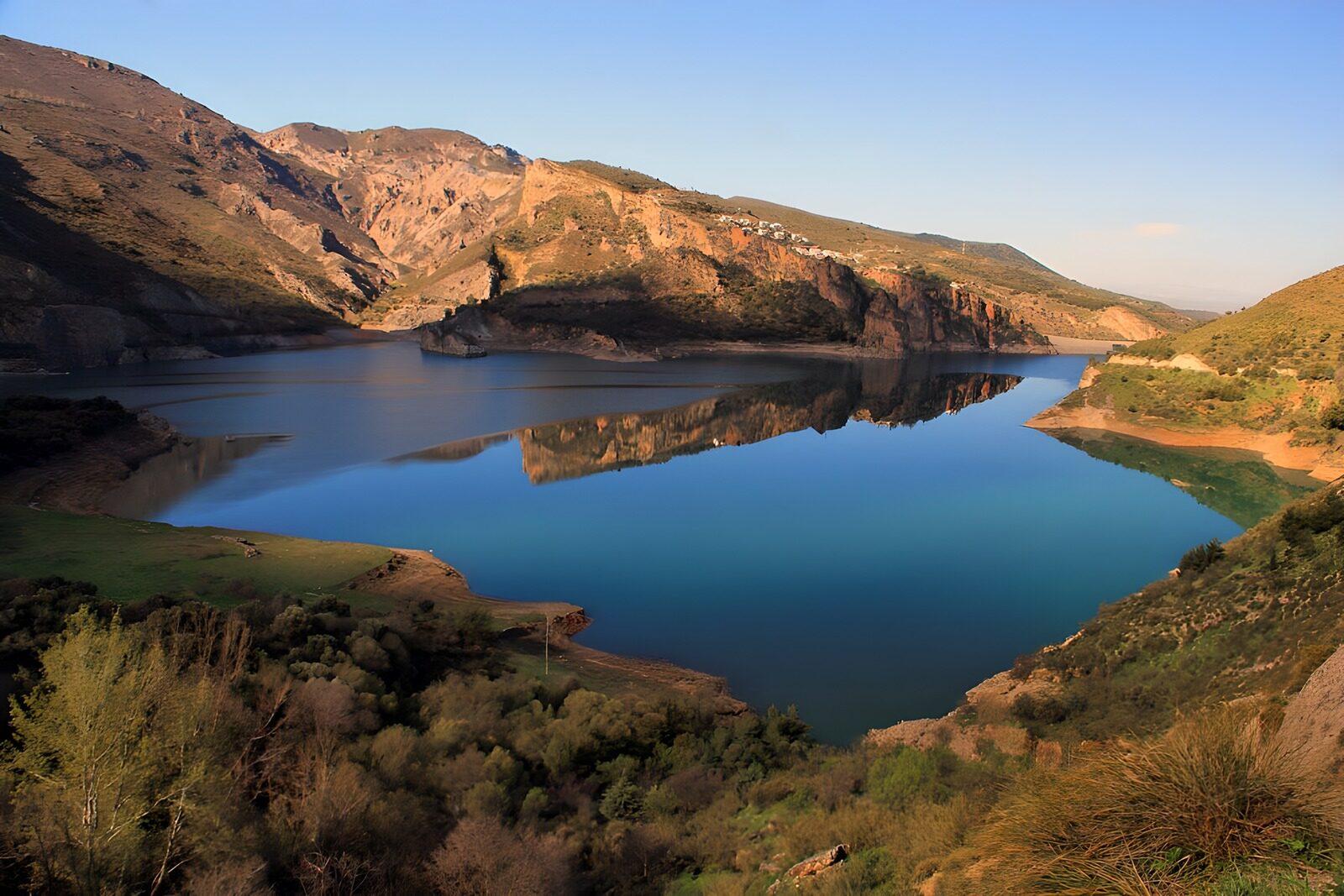 OCUK69224: Serene Mountain Lake Reflection
