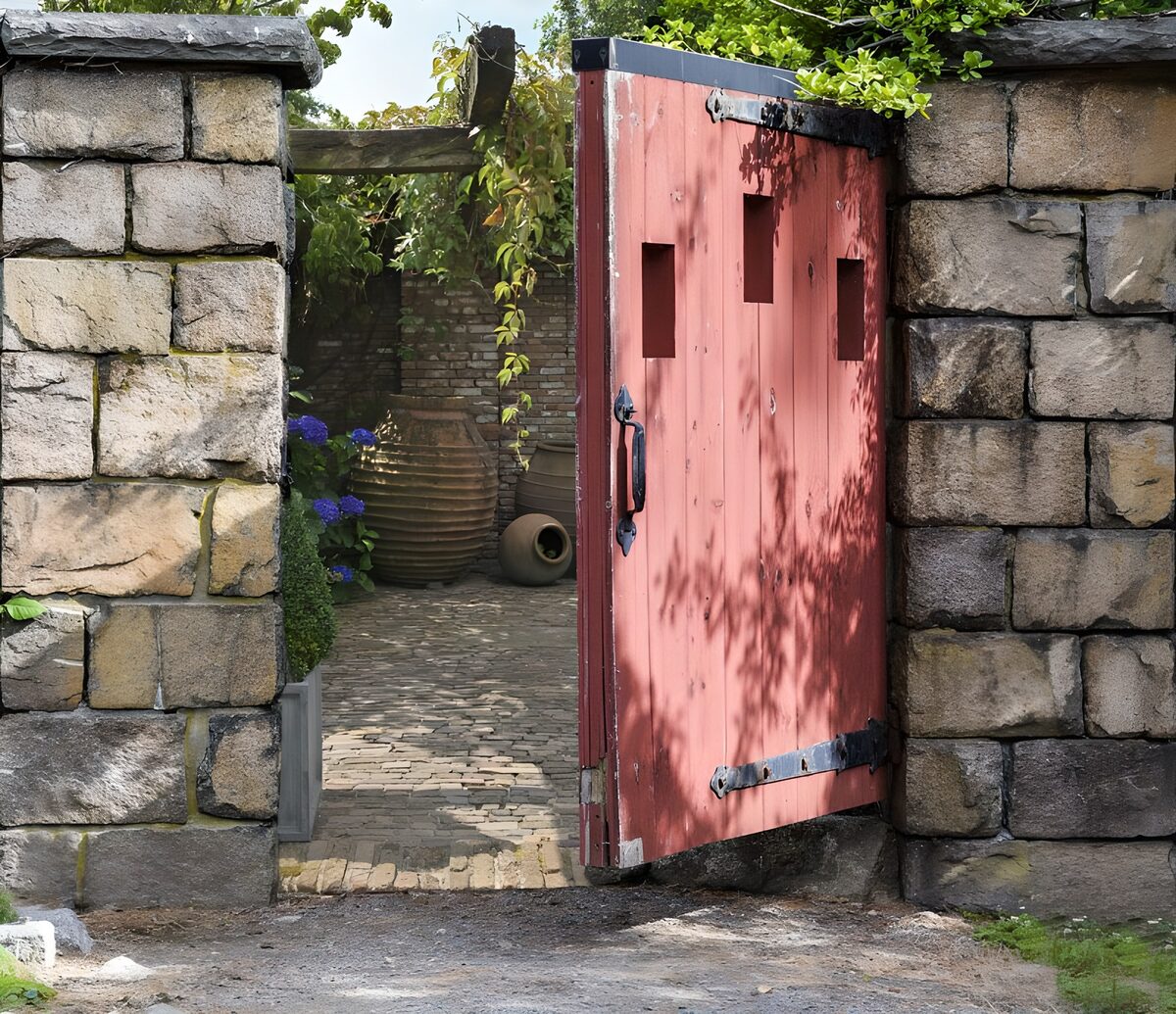 OCUK30020: Rustic Red Gate to a Charming Garden