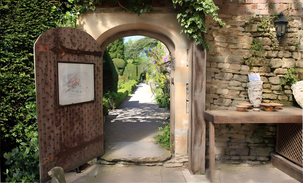 OCUK90729: Serene Garden Entrance