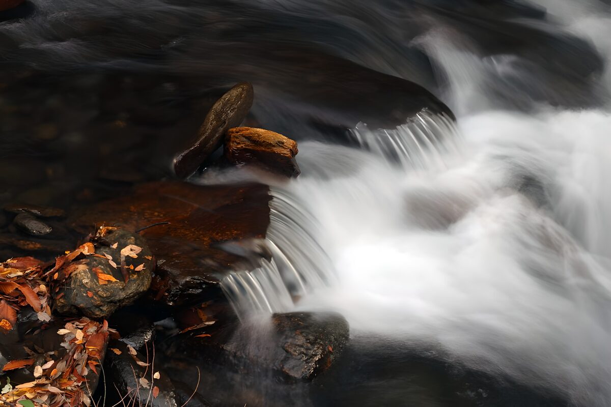 OCUK57441: Serenity in Water Flow