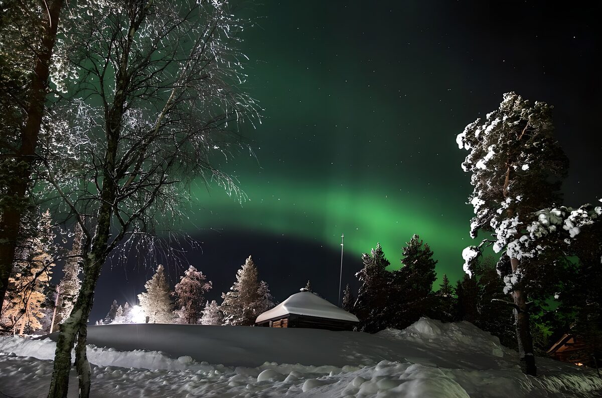OCUK43644: Magical Northern Lights Over Winter Landscape