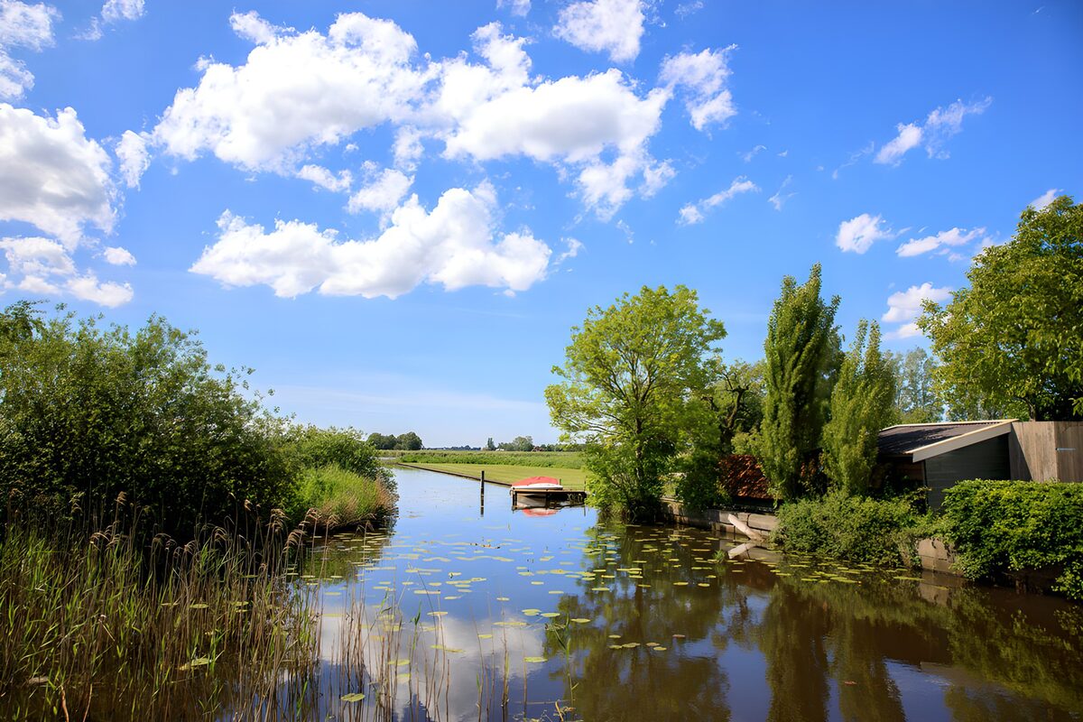 OCUK92797: Serene Waterside Retreat