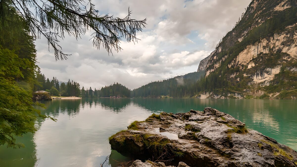 OCUK44887: Serene Lake Reflections
