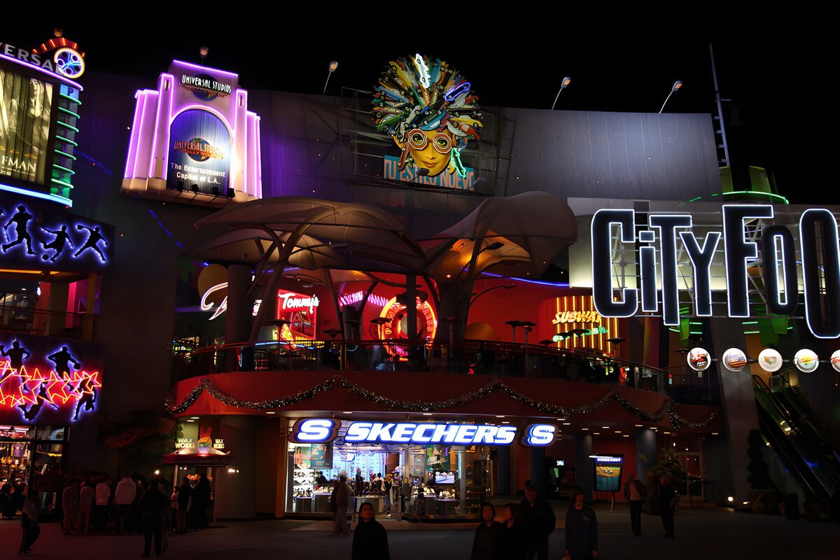 OCUK65332: Vibrant Nightlife at CityWalk