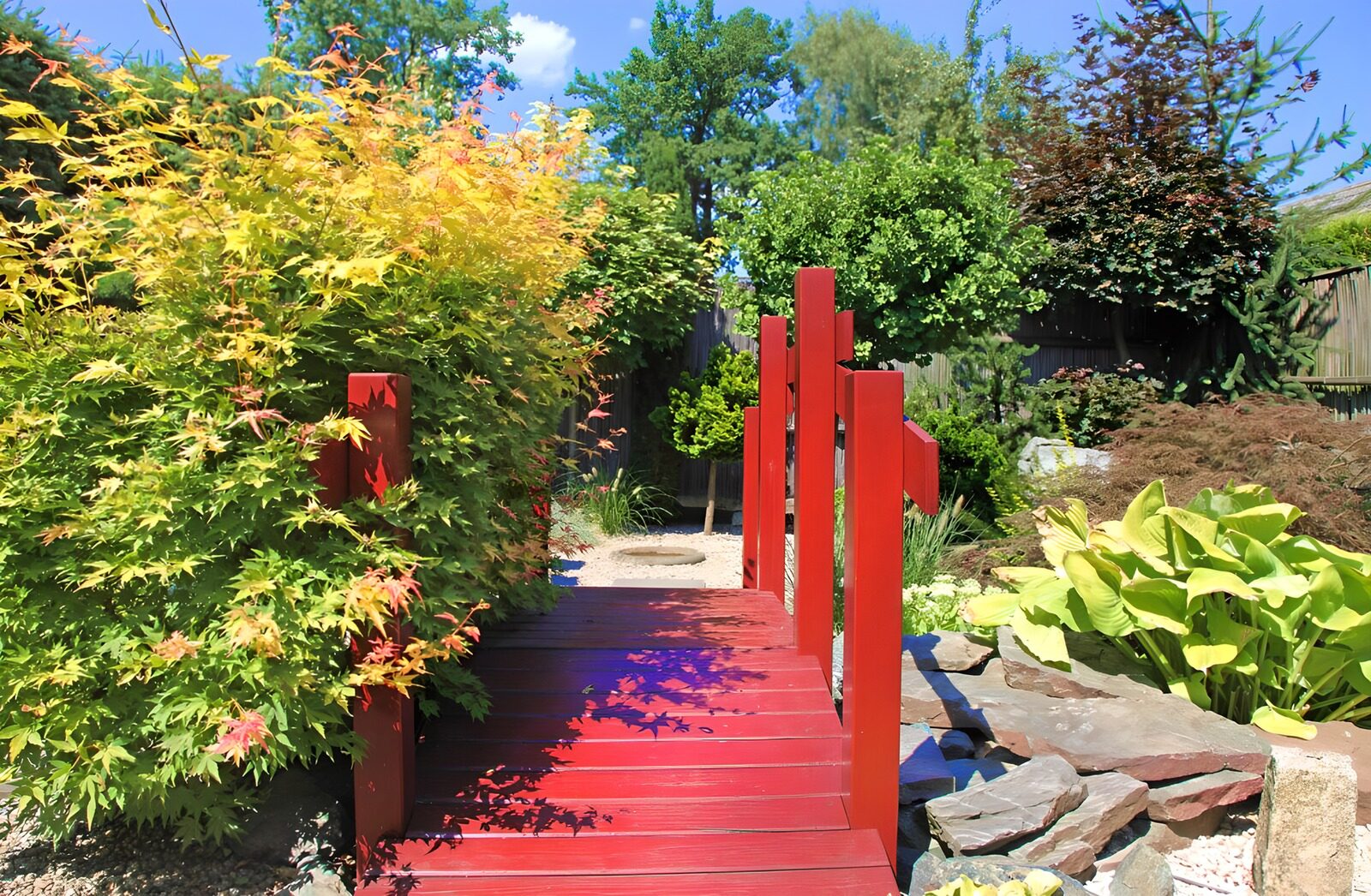 OCUK29402: Vibrant Garden Bridge Oasis