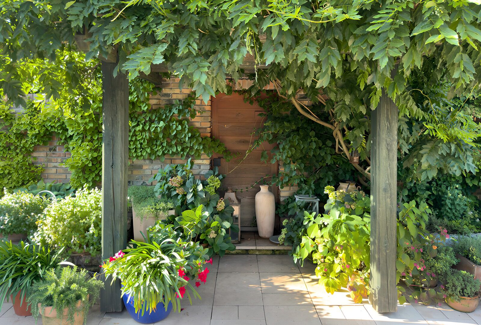 OCUK68957: Lush Garden Retreat with Rustic Charm
