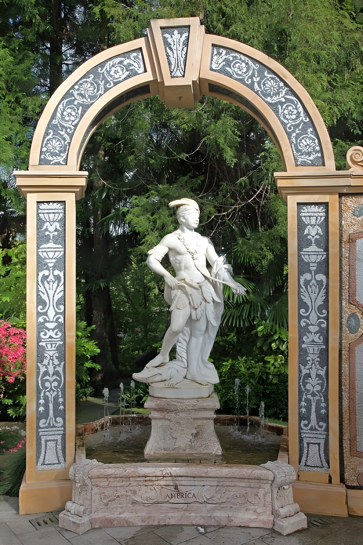 OCUK82288: Statue of America in Beautiful Archway