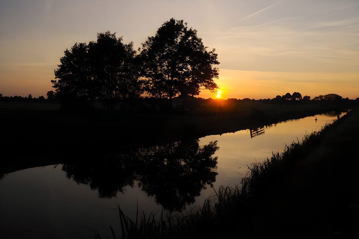 OCUK99875: Serene Sunset by the Water
