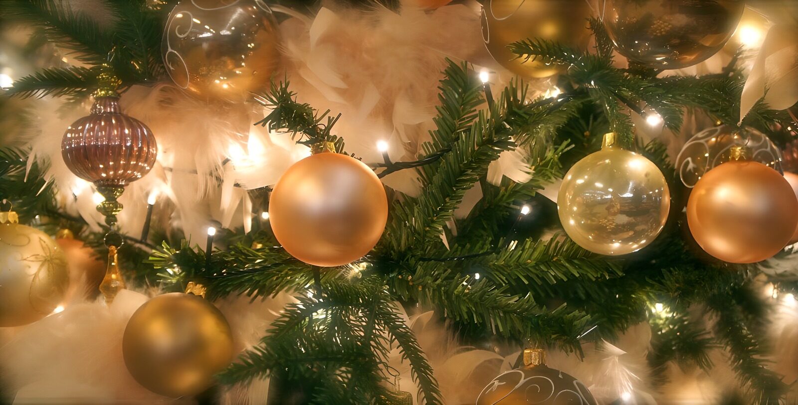 OCUK55812: Elegant Christmas Ornament Display