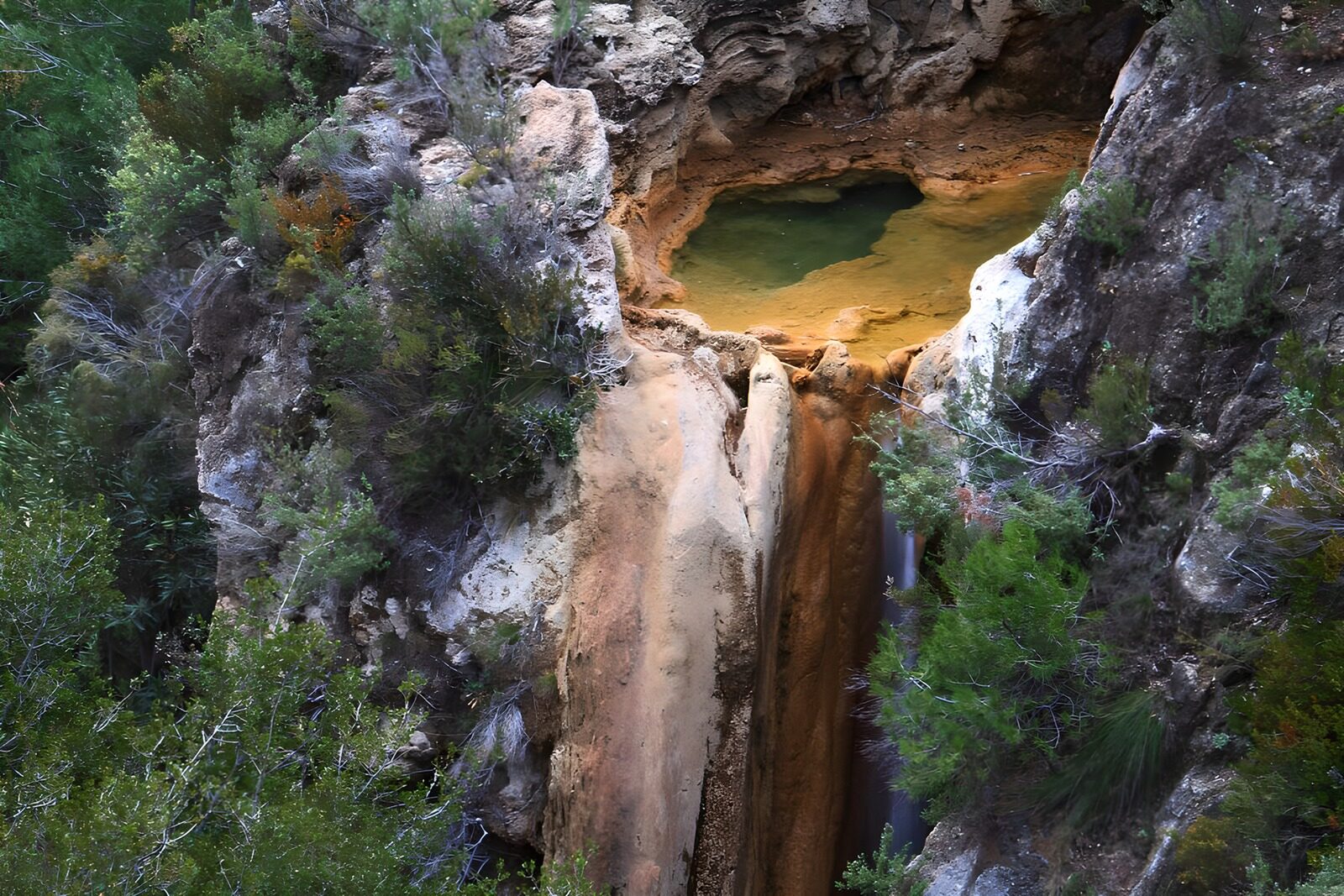 OCUK94715: Hidden Waterfall Oasis in Nature