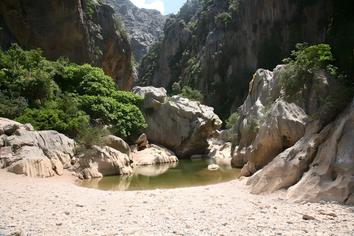 OCUK90975: Small lake  located between the rocks version 3