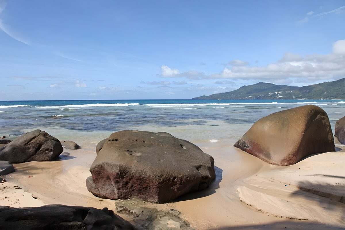 OCUK10076: Tranquil Beachscape with Rocky Outcrops