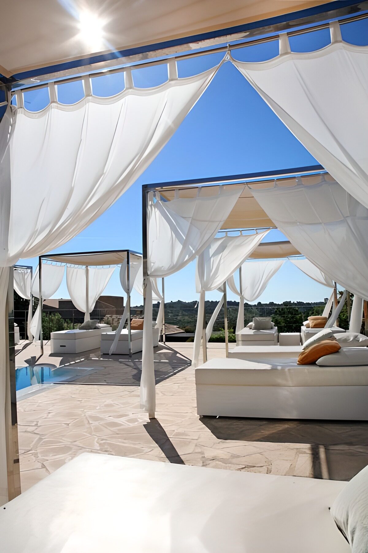 OCUK17432: Four poster beds in the open air