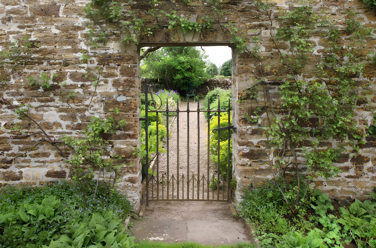 OCUK77590: Brick wall with an iron fence