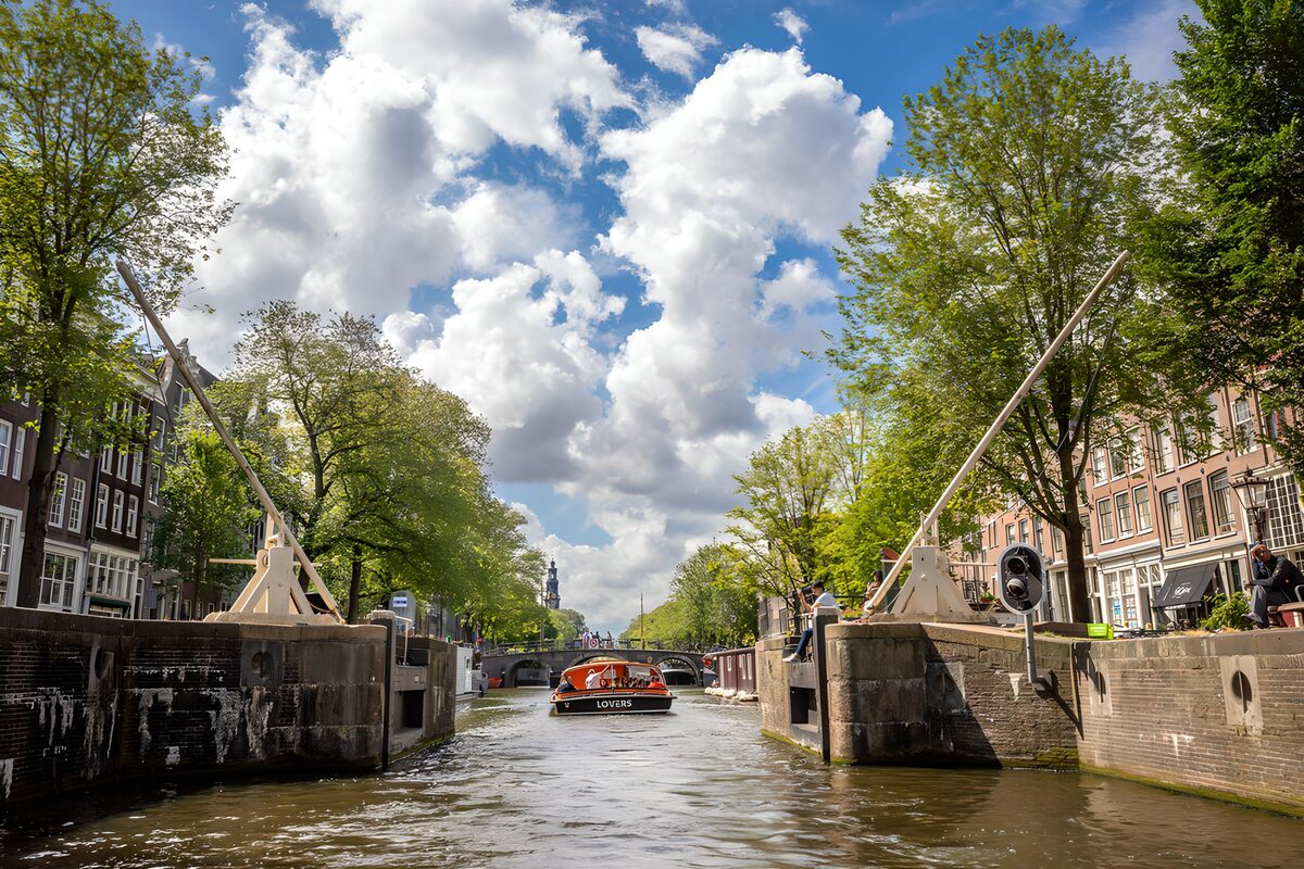 OCUK32288: Charming Canal Scene in Amsterdam
