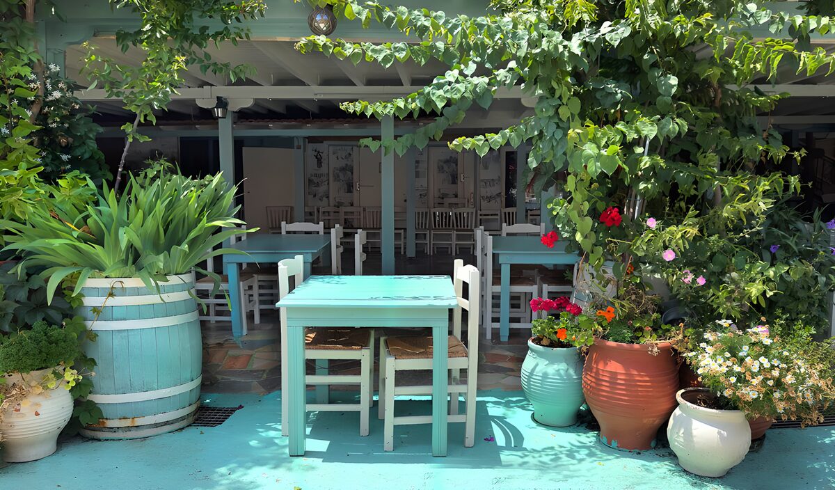 OCUK36438: Cozy Outdoor Dining Area