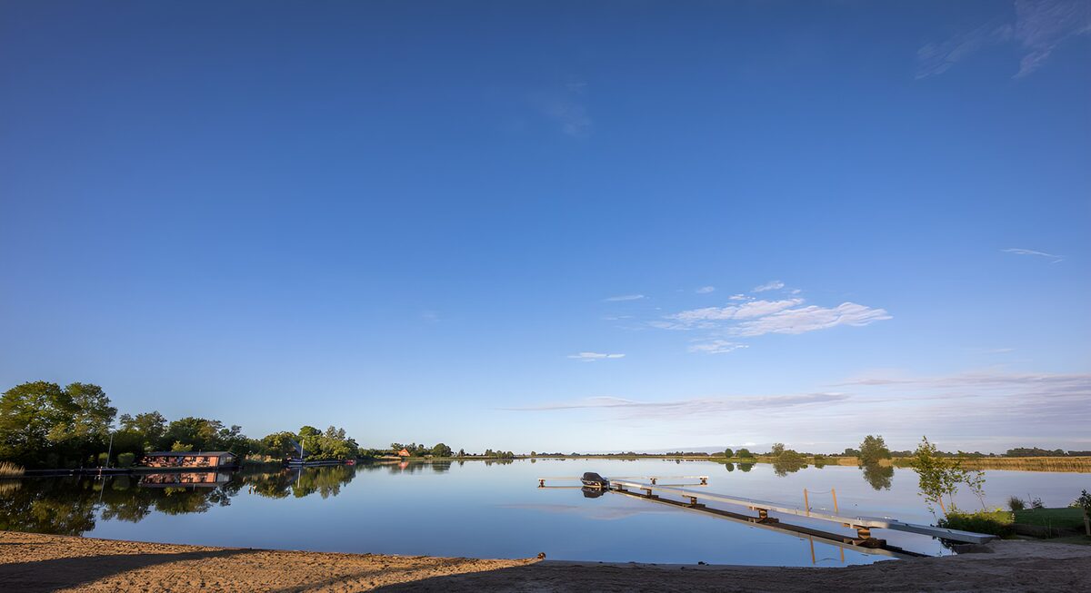OCUK60257: Serene Lakeside Reflection
