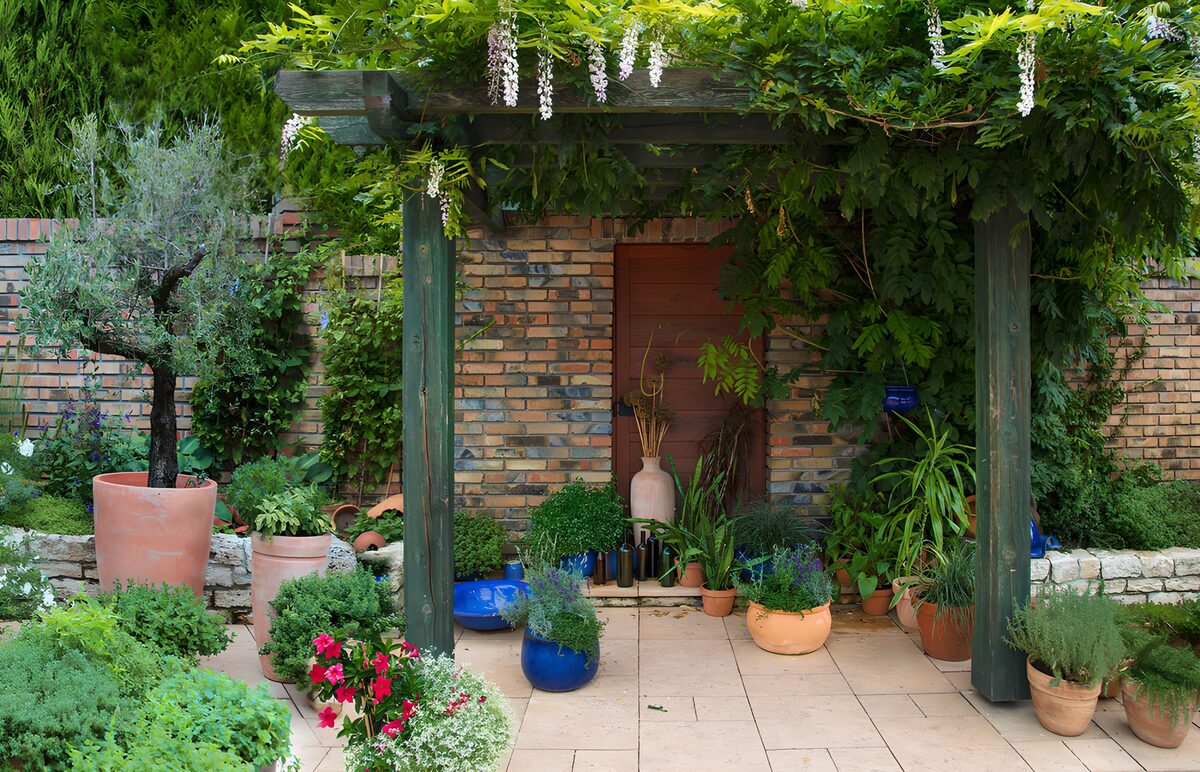 OCUK23311: Serene Garden Entrance