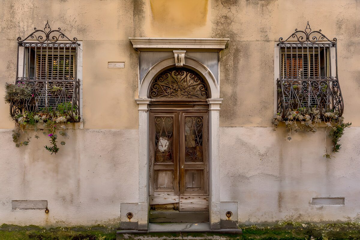 OCUK13747: Vintage Charm: A Doorway to the Past