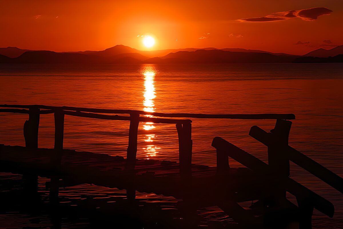 OCUK30482: Serene Sunset Over Tranquil Waters