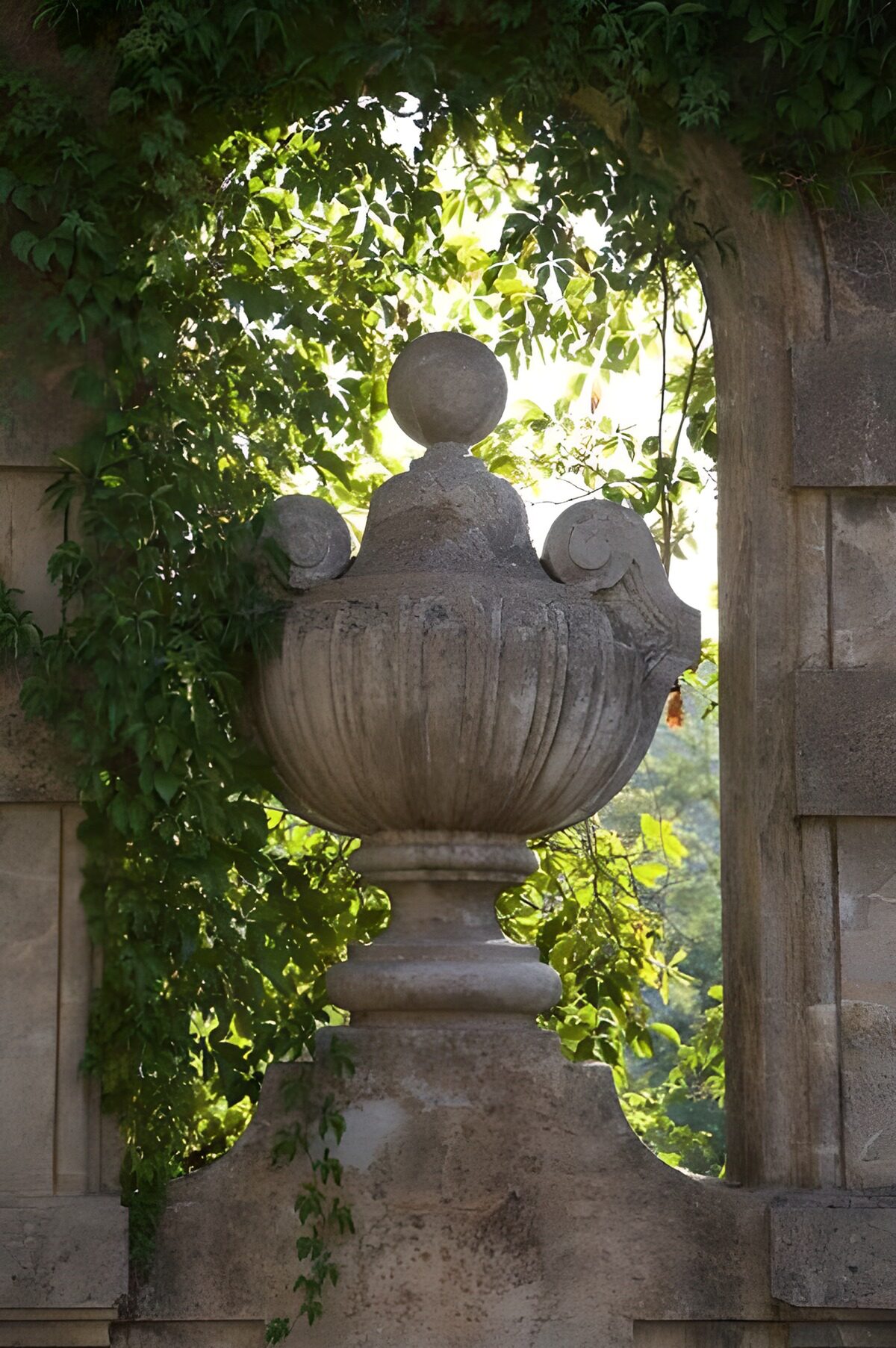 OCUK90397: Urn in the window with arch and ivy