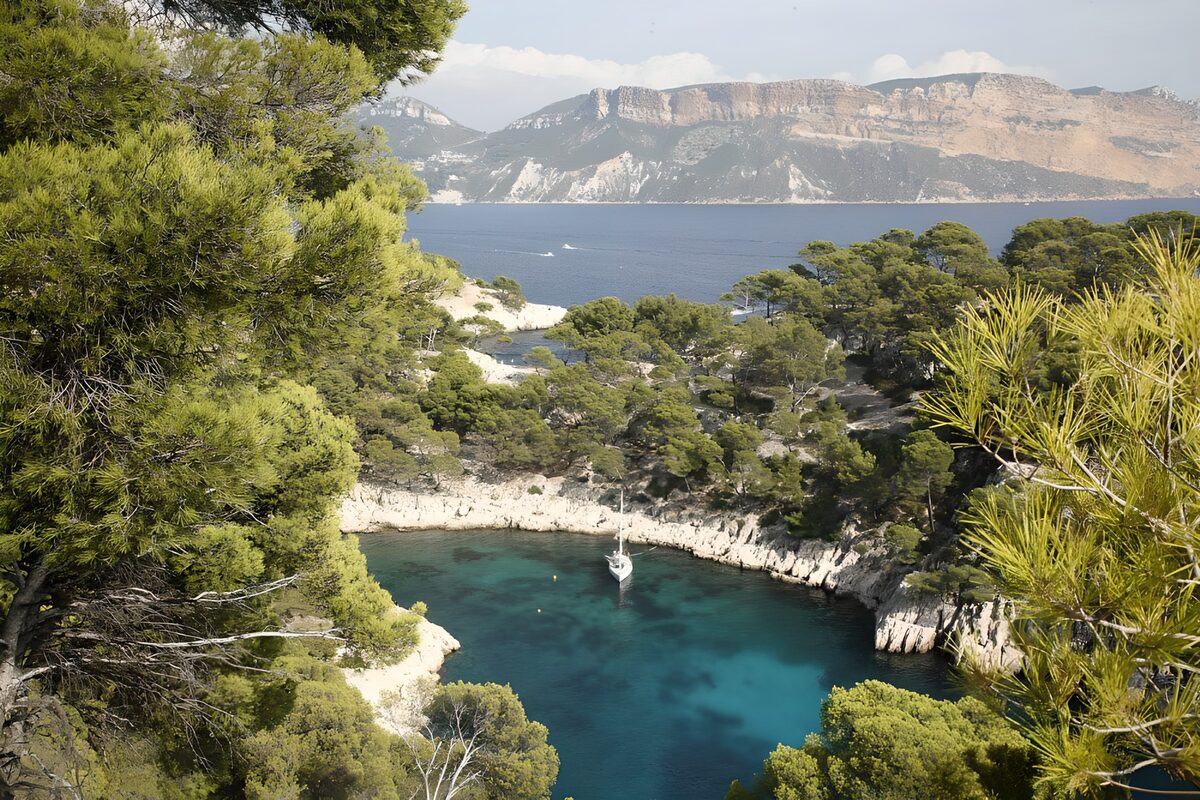 OCUK35690: Serene Coastal Cove with Crystal Clear Waters