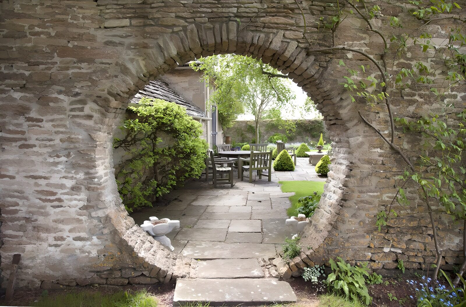 OCUK29943: Brick wall with a round passage