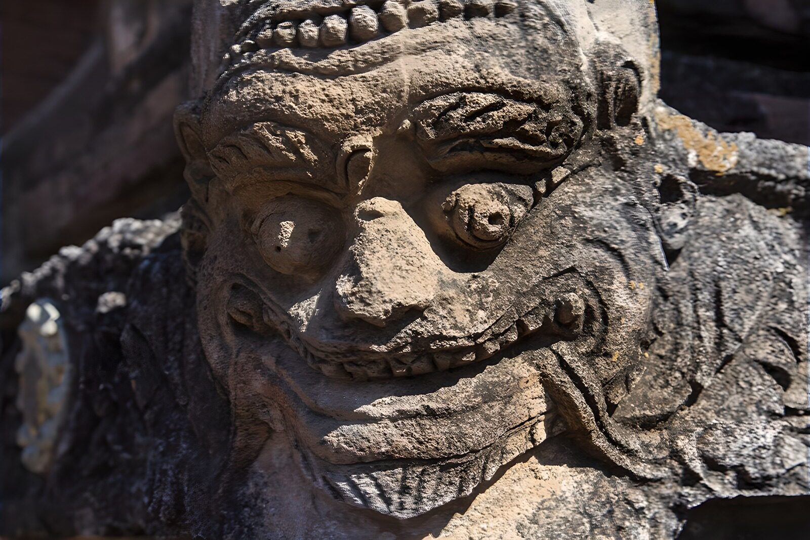 OCUK14870: Ancient Stone Guardian Carving