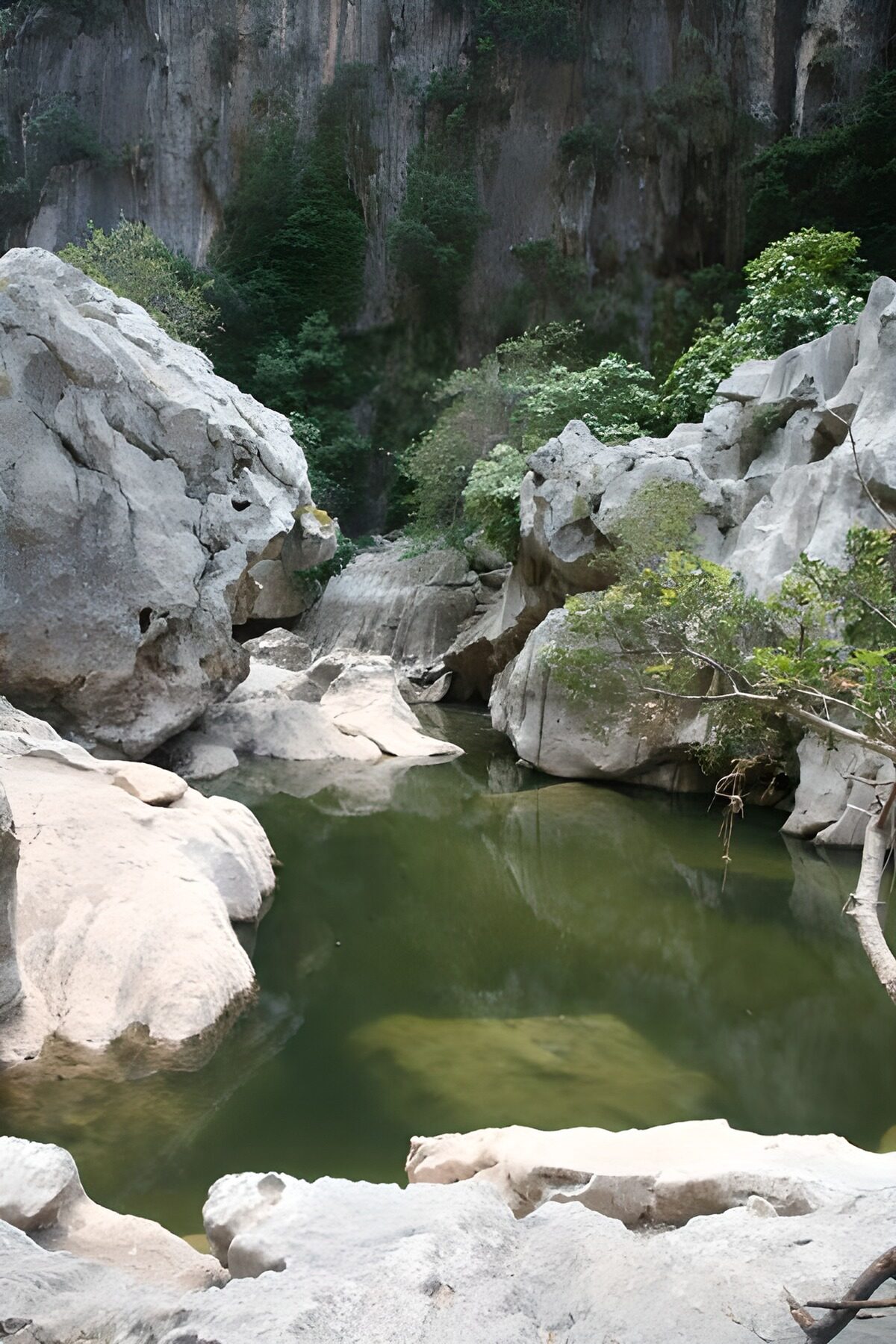 OCUK93750: Lake between the rocks version 5