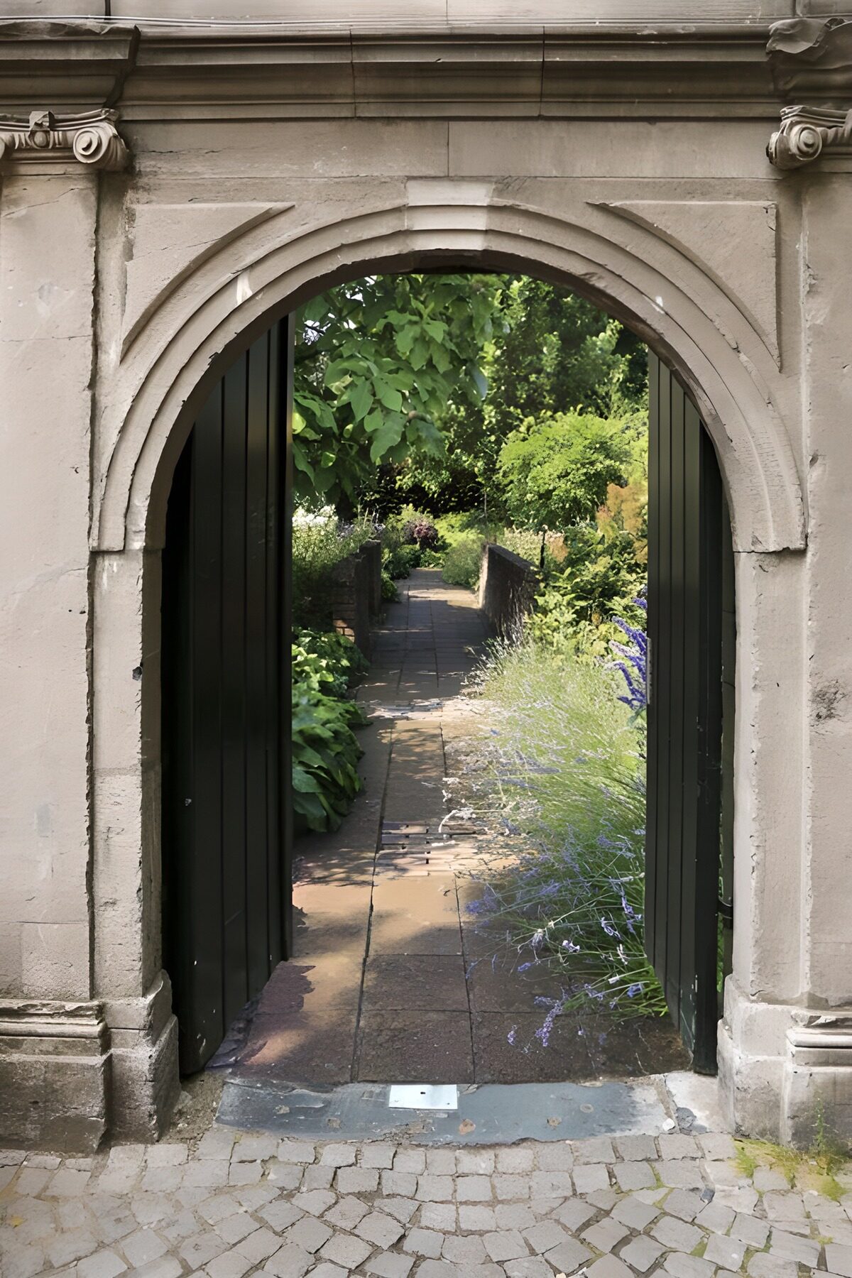 OCUK71887: Swinging doors towards the garden